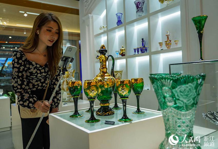 68ֱ]Ж|WɫƷ^ƷW z