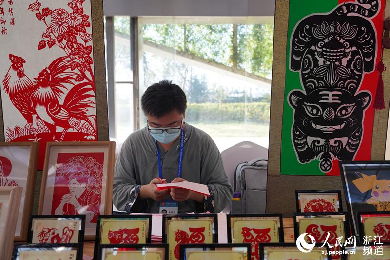 F66չλչʾϺ⮋ɽҿ\ȽٷNzչƷW ʒʒz