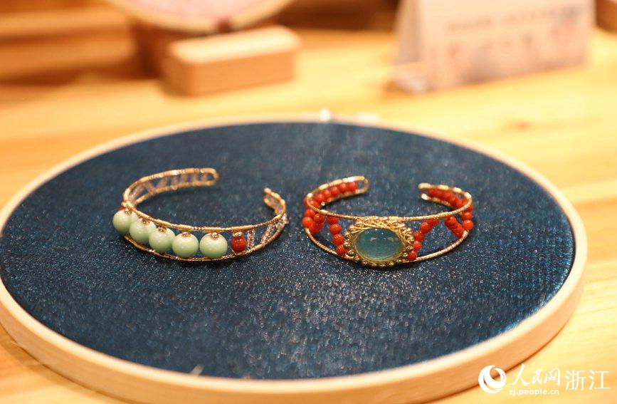 ¡չʾȪŮֹˇƷcδyĻYW z