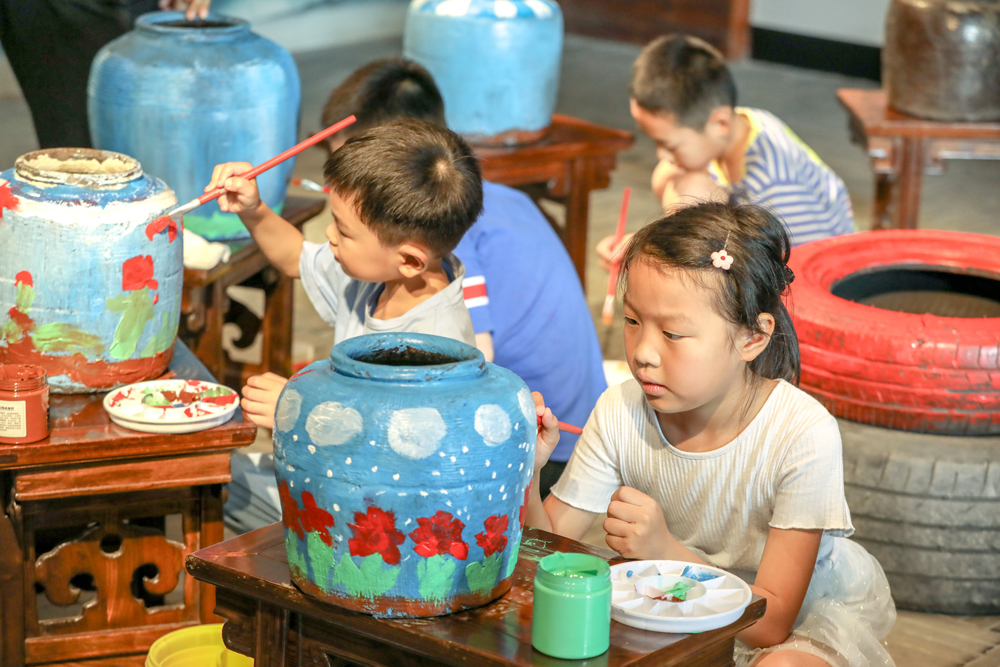 小朋友對廢棄瓦罐進行藝術創造。白羽攝