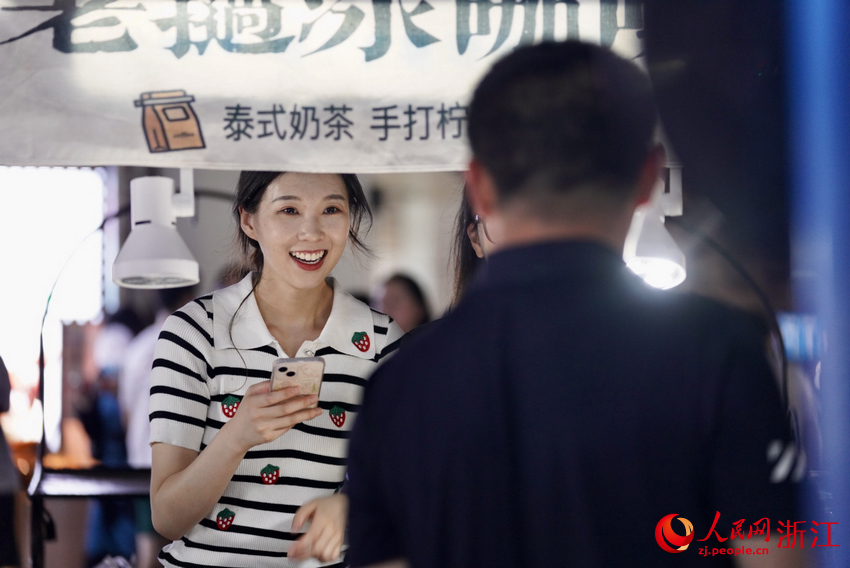 “95后”空姐的“練攤人生”。人民網 郭揚攝