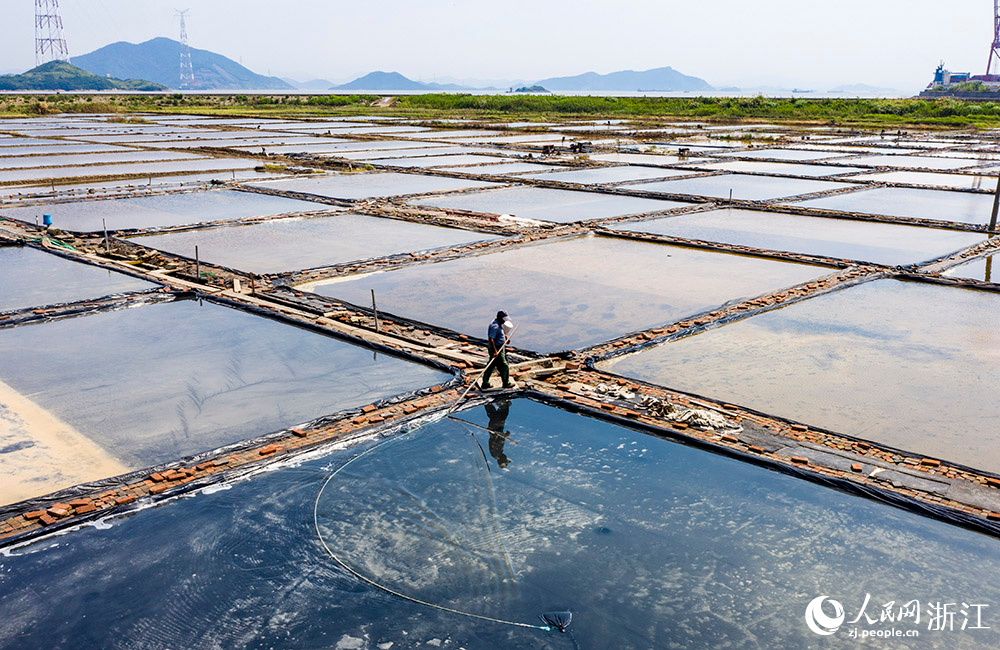 7月13日，鹽工們冒著高溫酷暑在鹽場勞作。人民網 章勇濤攝