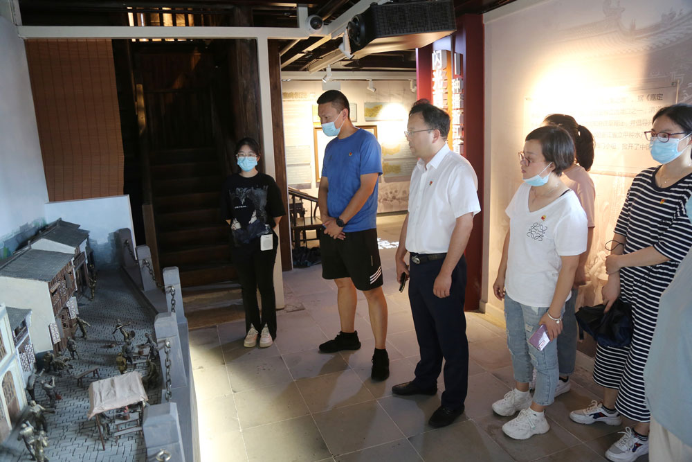 黨員們正在參觀臺州第一個黨組織紀念館。橫街鎮供圖