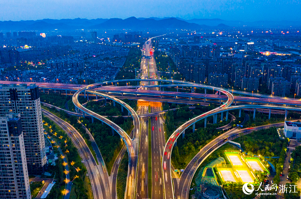 7月20日，車輛行駛在寧波市江北區北環高架與機場路高架上。人民網 章勇濤攝