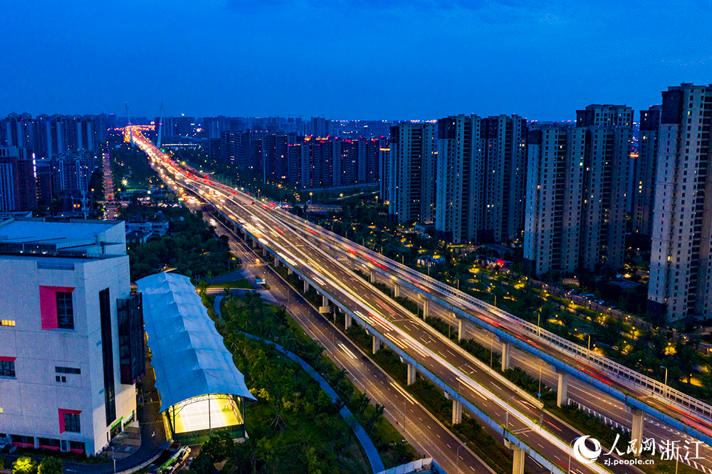 7月20日，車輛行駛在寧波市江北區北環高架與機場路高架上。人民網 章勇濤攝