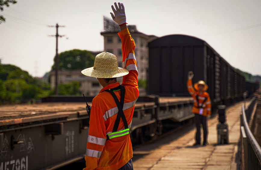 連結員陳藝在駝峰進行解編作業。符升攝