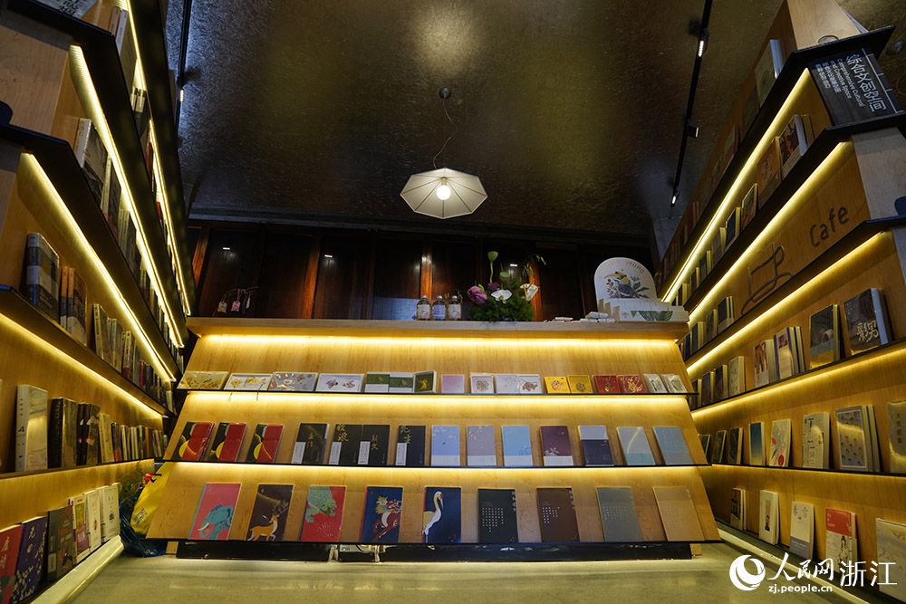 7月23日，抱珠樓內一角。人民網 章勇濤攝