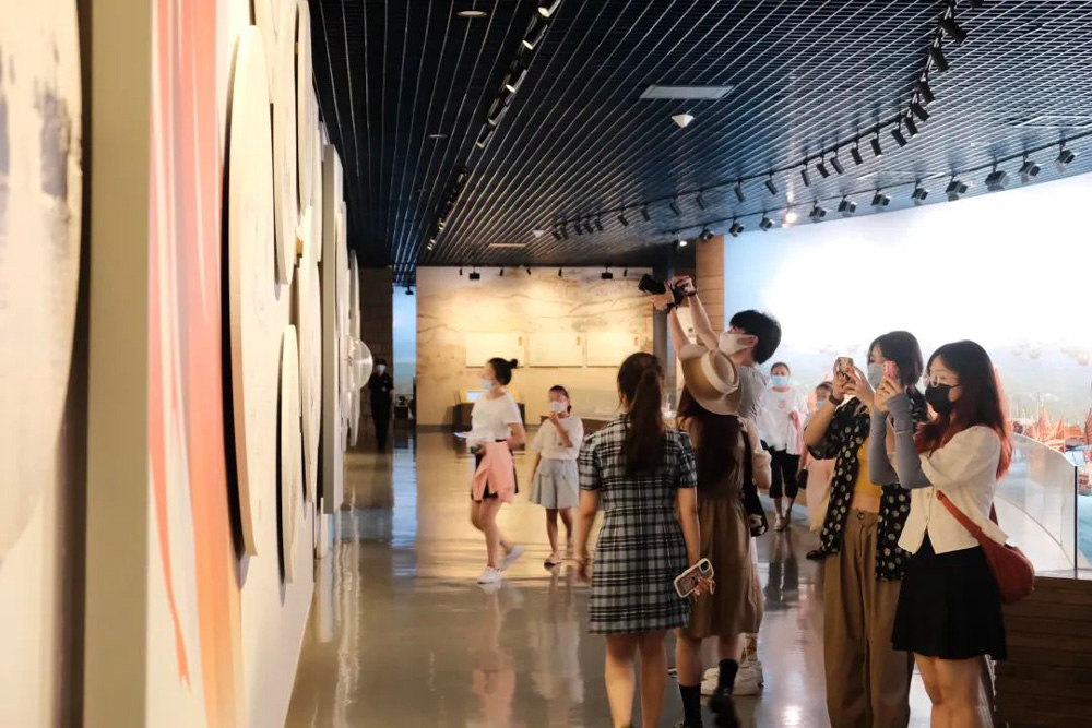 在工作人員的帶領下，團隊開展調研。中國美術學院供圖