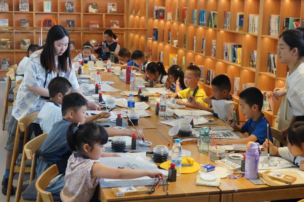 小朋友們根據在課堂中學習到的知識展開自由創作。中國美術學院供圖