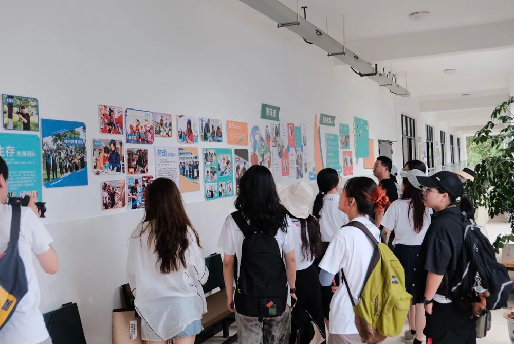 在工作人員的帶領下，團隊開展調研。中國美術學院供圖