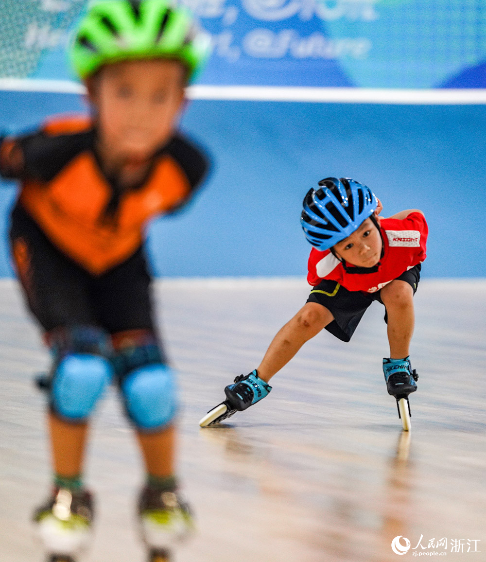 小朋友們在杭州亞運會錢塘輪滑中心練習輪滑。人民網 章勇濤攝