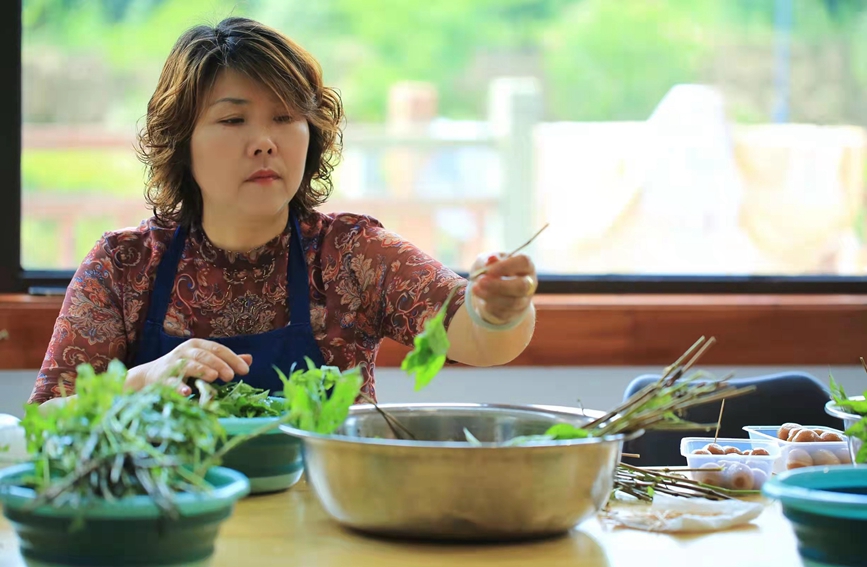 挑選染色植物。段凌云攝