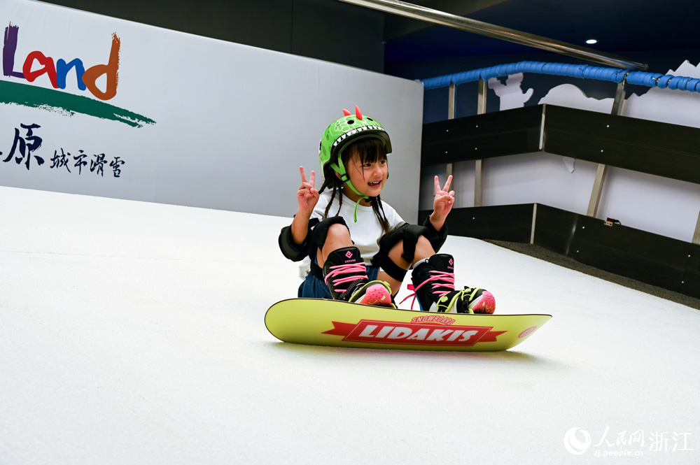 小朋友在夏日體驗冰雪運動的樂趣。人民網 葉賓得攝