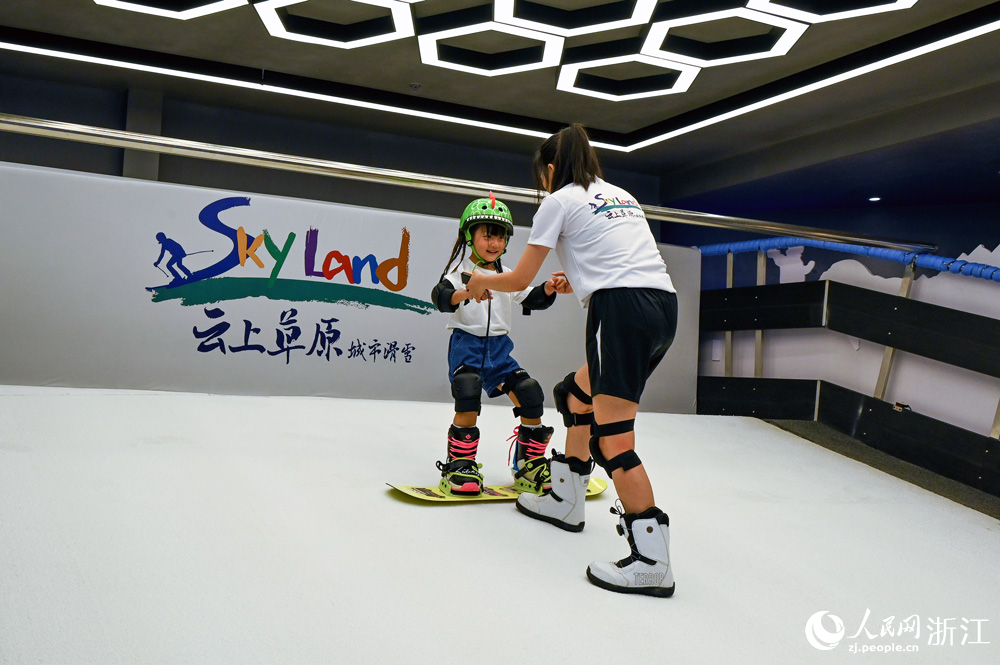 小朋友在教練的指導下練習動作。人民網 葉賓得攝