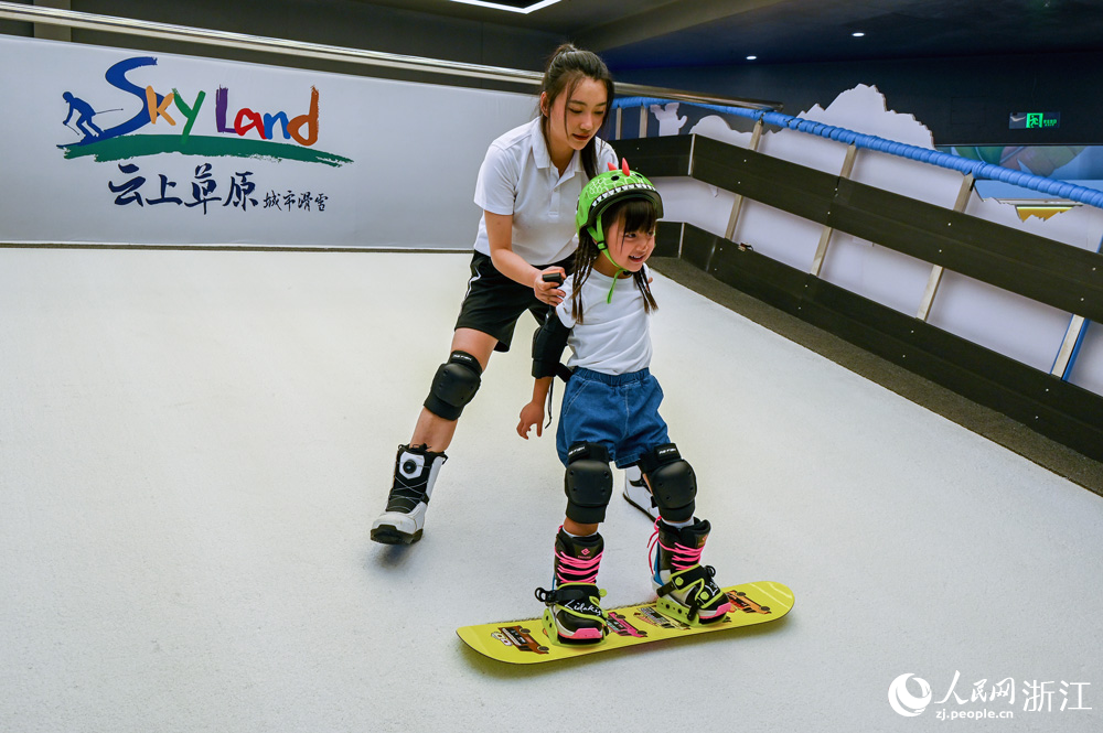 小朋友在教練的指導下練習動作。人民網 葉賓得攝