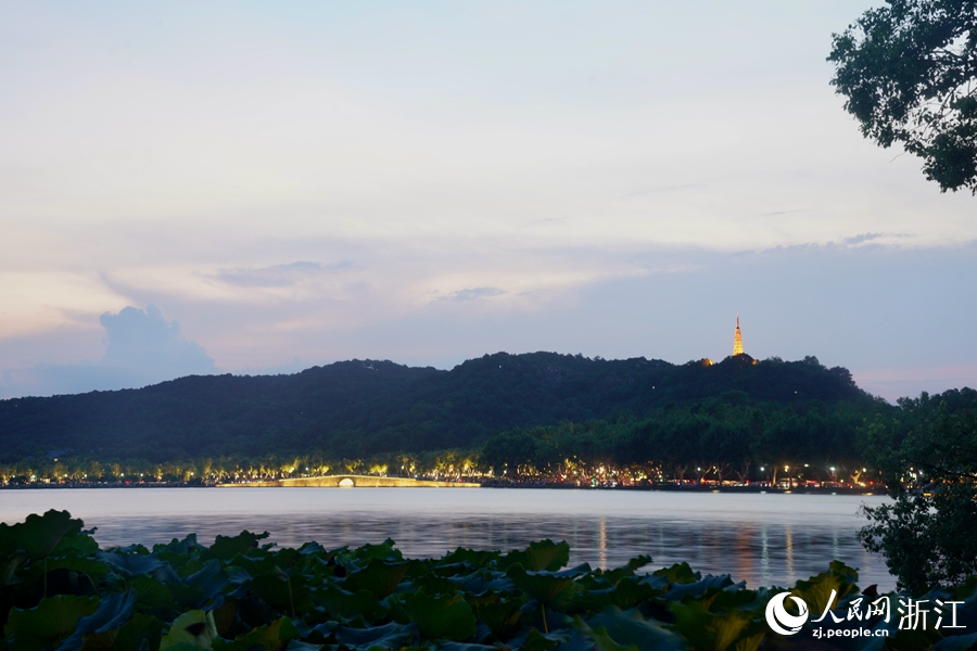 傍晚的西子湖畔。人民網 郭揚攝