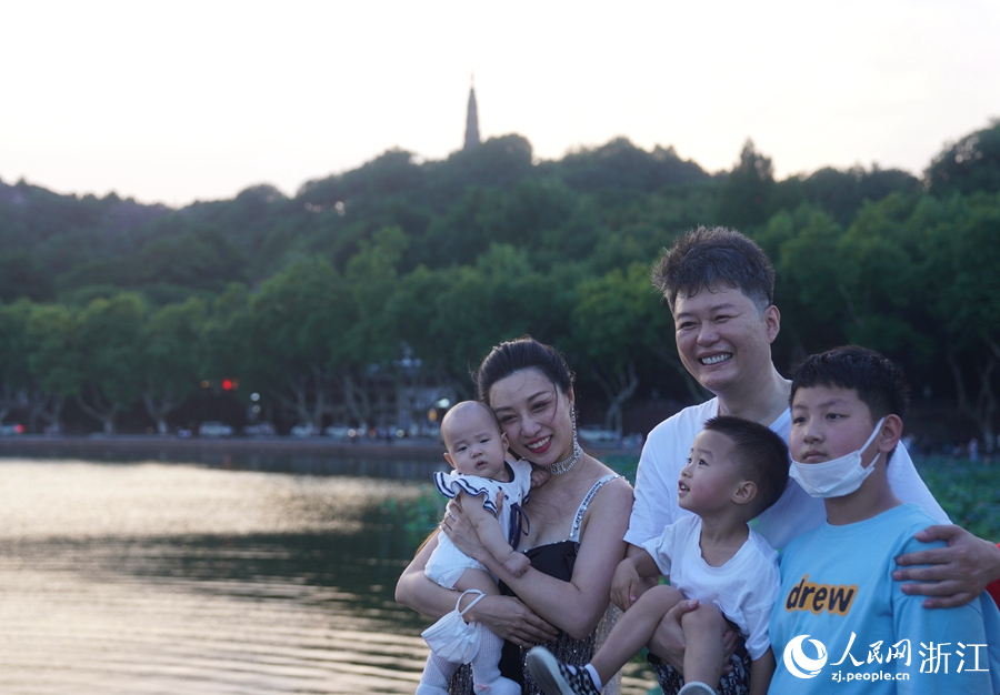 游人們“打卡”西湖。人民網 郭揚攝