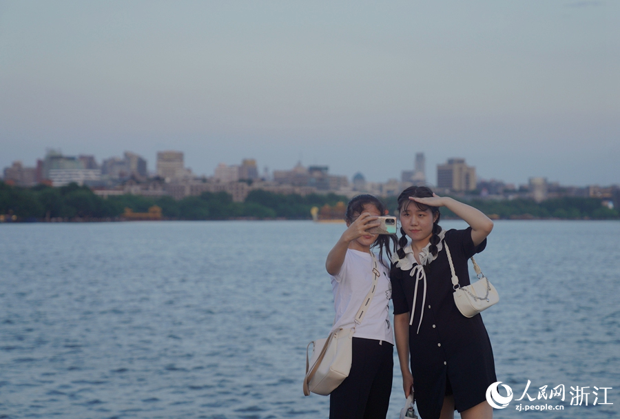 游人們“打卡”西湖。人民網 郭揚攝