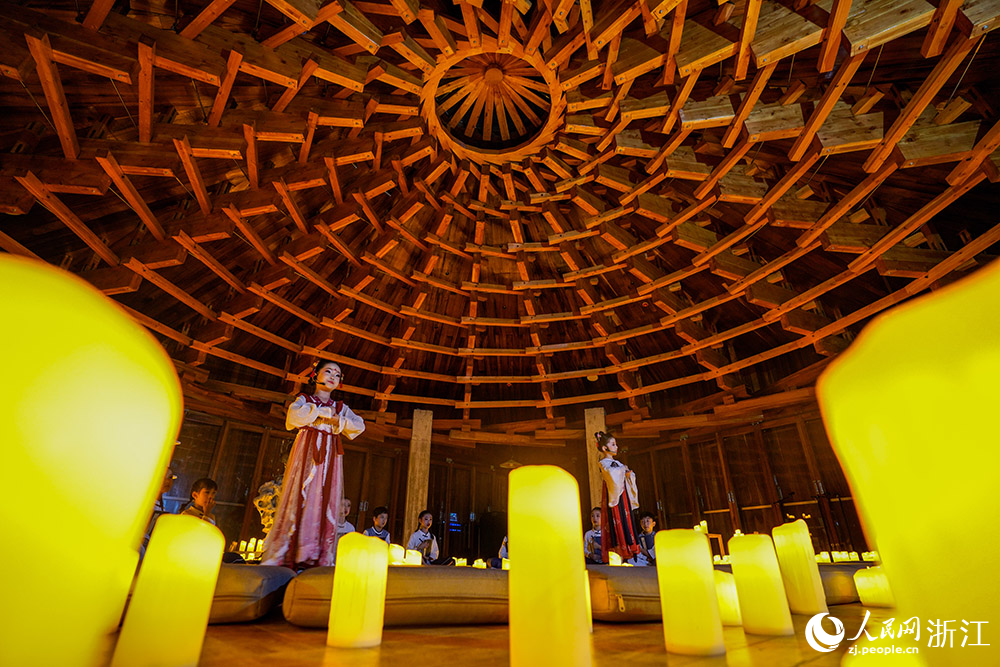 在寧波市江北區慈城鎮抱珠樓，“小小朗誦家”在燭光中深情朗誦文學作品《故鄉》。人民網 章勇濤攝