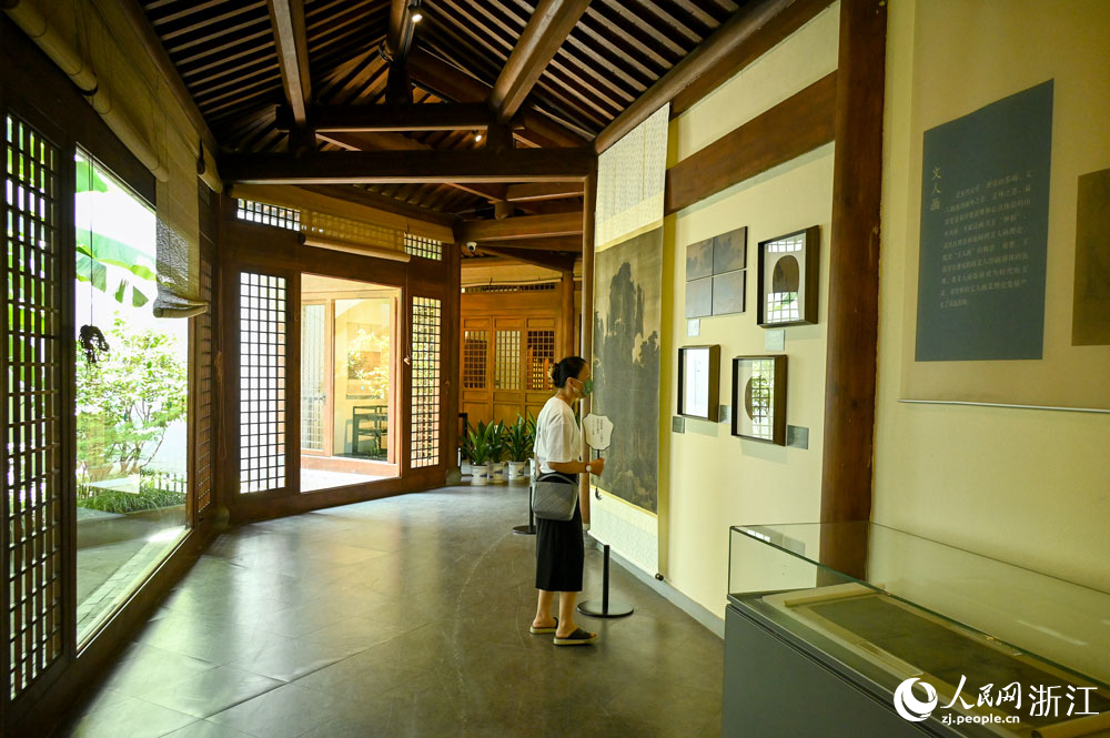 游客正在展廳內參觀。人民網 葉賓得攝