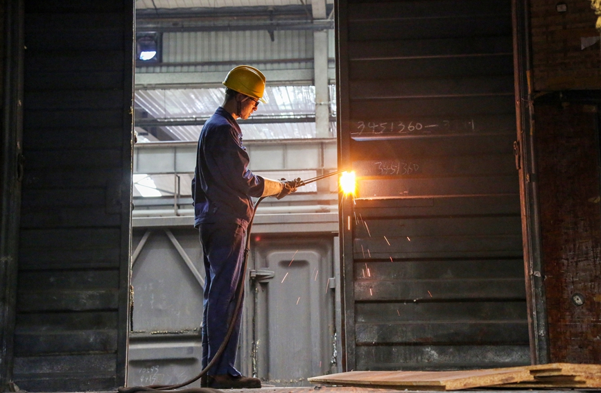 倪高明在棚車里進行焊接作業。汪晟攝