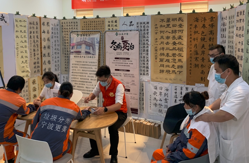 寧波市鎮海區“5·1勞動者驛站”里請來中醫提供搭脈、量血壓、按摩等義診服務，切實把工會的溫暖送到每位勞動者的心里。寧波市總工會供圖