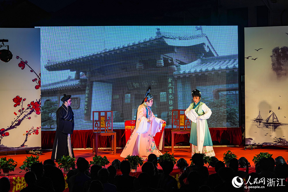 觀海衛鎮在鳴鶴古鎮杜湖畔搭建露天舞臺，讓當地村民們享受了一場“文化大餐”。人民網 章勇濤攝