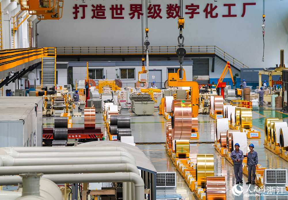 在寧波市江北區一銅帶生產車間，各項生產工作正在有序運轉。人民網 章勇濤攝