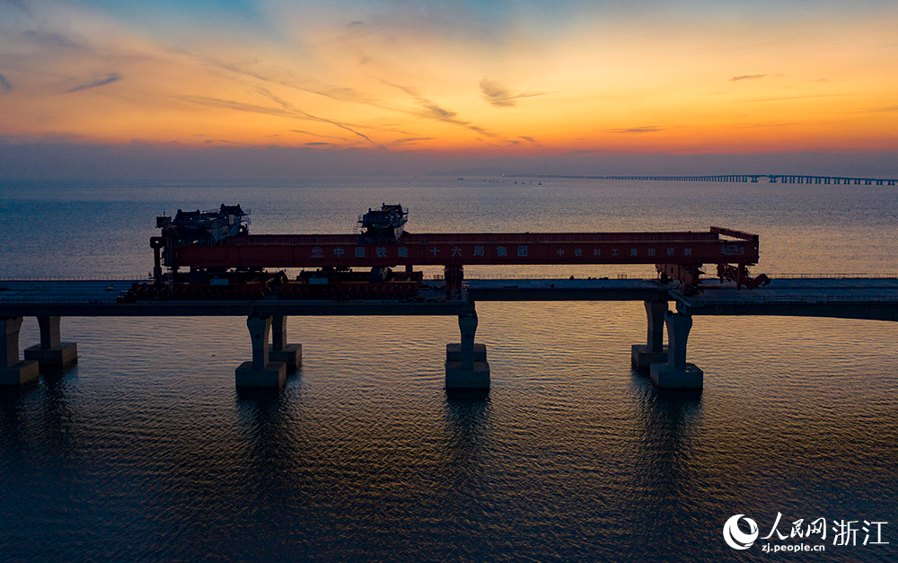 杭甬高速復線寧波一期項目正搶抓晴好天氣施工趕進度。人民網 章勇濤攝