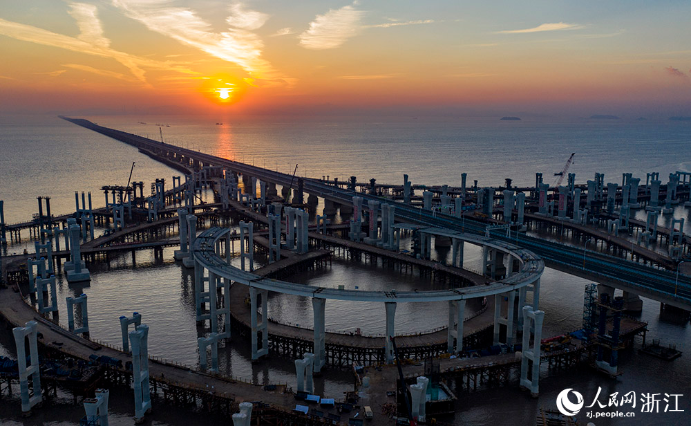 杭甬高速復線寧波一期項目正搶抓晴好天氣施工趕進度。人民網 章勇濤攝