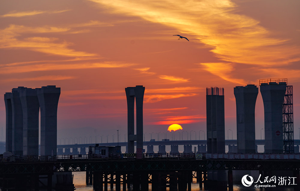 杭甬高速復線寧波一期項目正搶抓晴好天氣施工趕進度。人民網 章勇濤攝