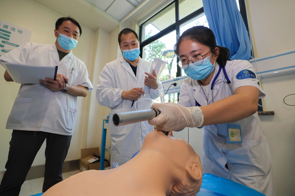 德清縣鐘管鎮衛健辦開展急救技能比賽，提升廣大醫生的急救醫療服務能力。王正攝