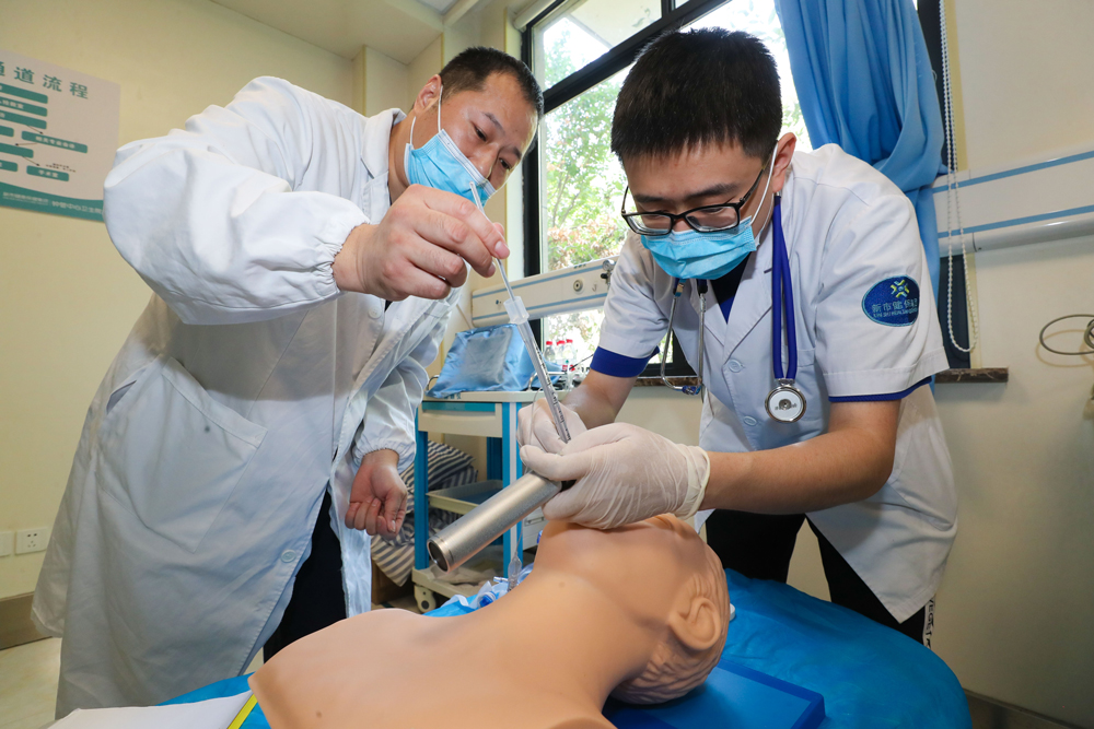 德清縣鐘管鎮衛健辦開展急救技能比賽，提升廣大醫生的急救醫療服務能力。王正攝
