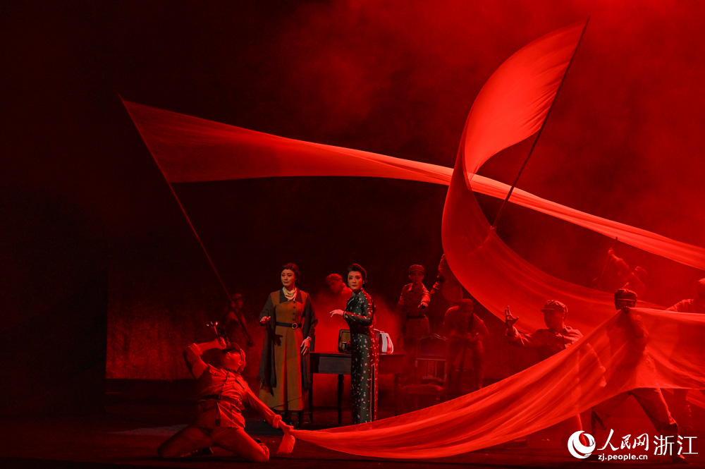 8月19日晚，越劇《楓葉如花》在杭州大劇院上演。人民網 葉賓得攝