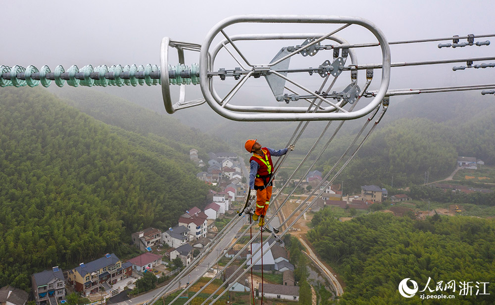 浙江送變電公司員工開展專檢驗收作業，為即將啟動的竣工驗收工作做好準備。人民網 章勇濤攝