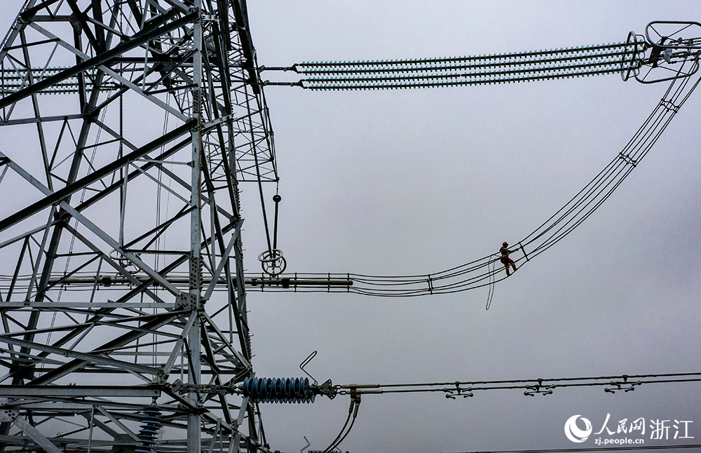 浙江送變電公司員工開展專檢驗收作業，為即將啟動的竣工驗收工作做好準備。人民網 章勇濤攝
