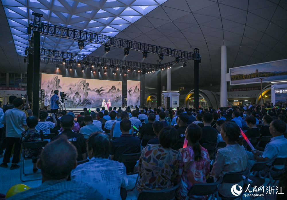 8月24日晚，文藝工作者們走進杭州西站。人民網 葉賓得攝