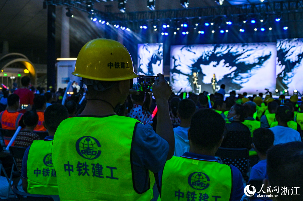 8月24日晚，文藝工作者們走進杭州西站。人民網 葉賓得攝