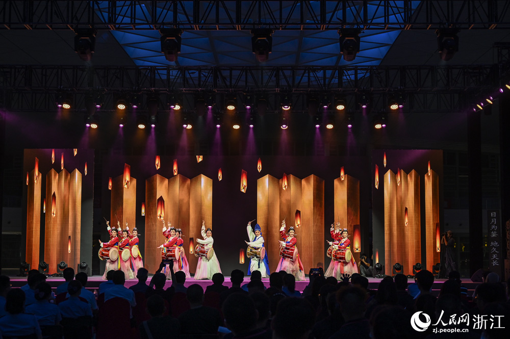 8月24日晚，文藝工作者們走進杭州西站。人民網 葉賓得攝