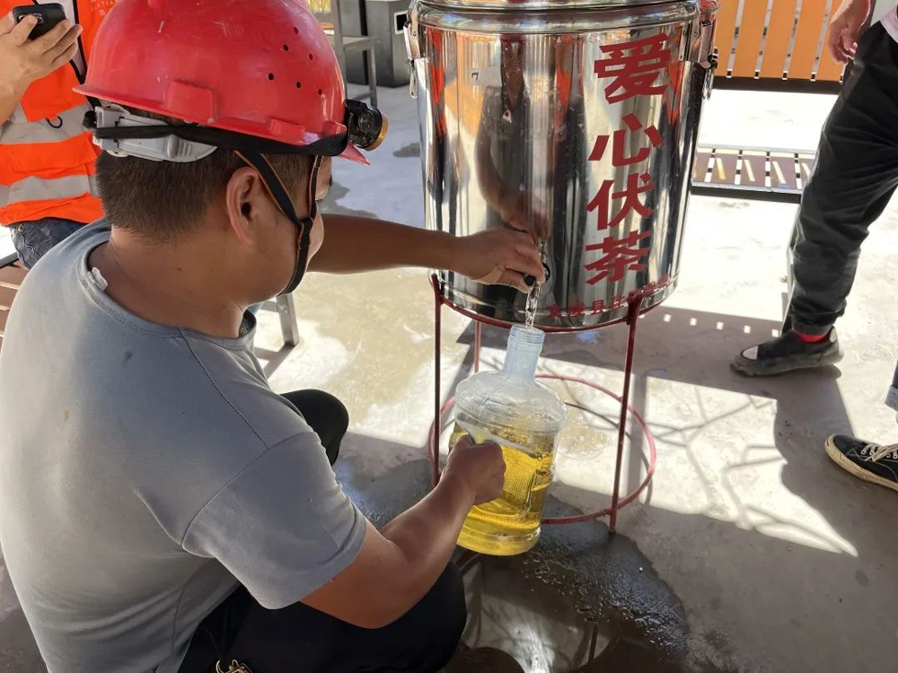 施工現場提供了消暑涼茶。文成縣委宣傳部供圖