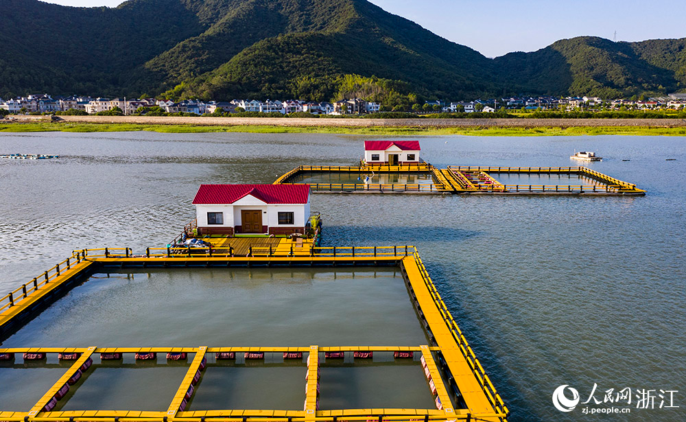 一方方橙黃色的養殖設施有序排列在蔚藍的海面上，成為斑斕海岸線一道亮麗的風景。人民網 章勇濤攝