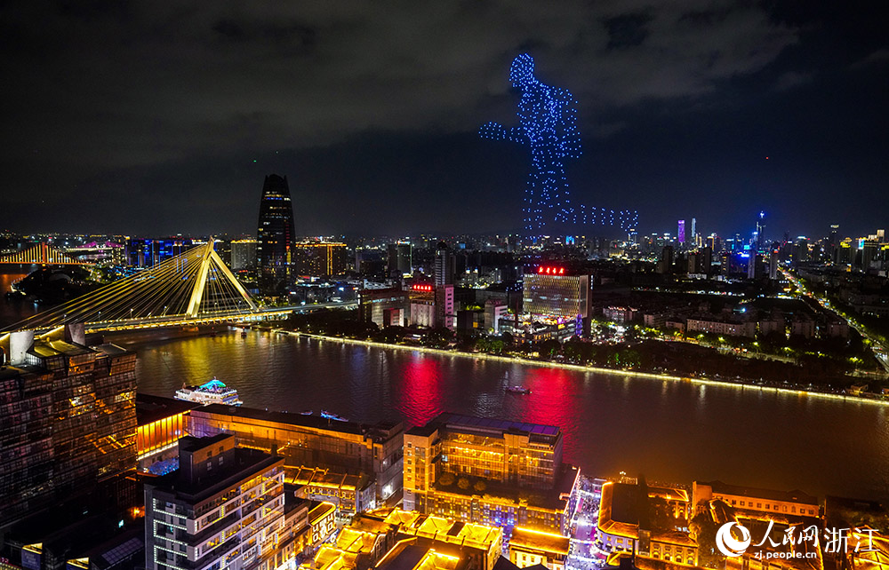 一場精彩絕倫的無人機燈光秀點亮了寧波的夜空。人民網 章勇濤攝