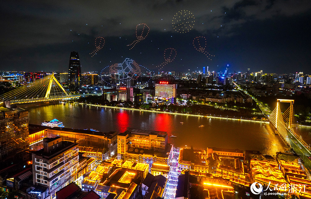 一場精彩絕倫的無人機燈光秀點亮了寧波的夜空。人民網 章勇濤攝