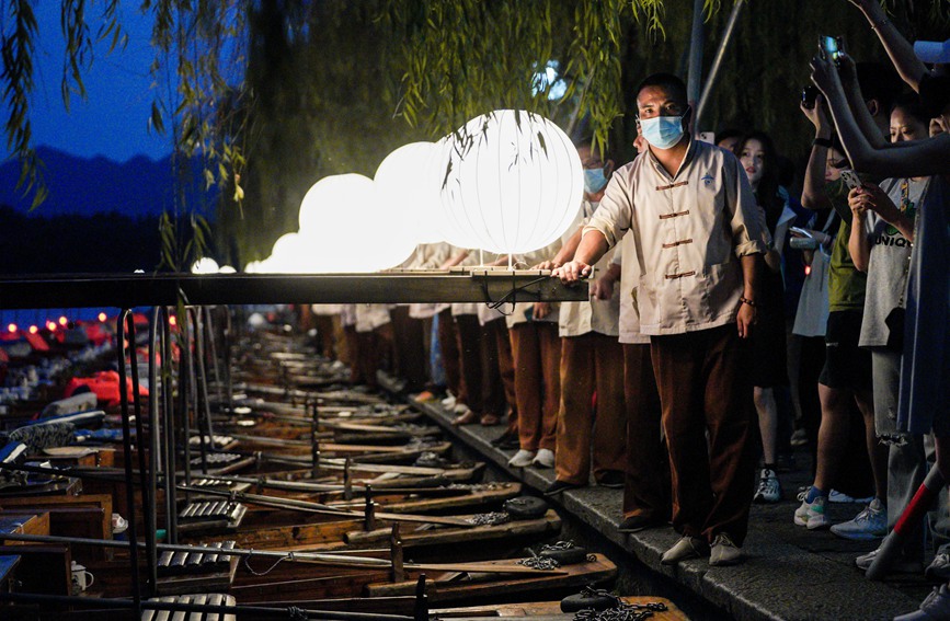 中秋假期，市民游客可乘坐月亮手劃船體驗宋風夜游。杭州西湖風景名勝區管委會供圖