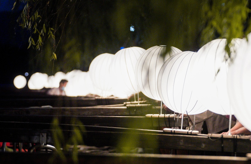 33艘月亮船在西湖上緩緩點亮。杭州西湖風景名勝區管委會供圖