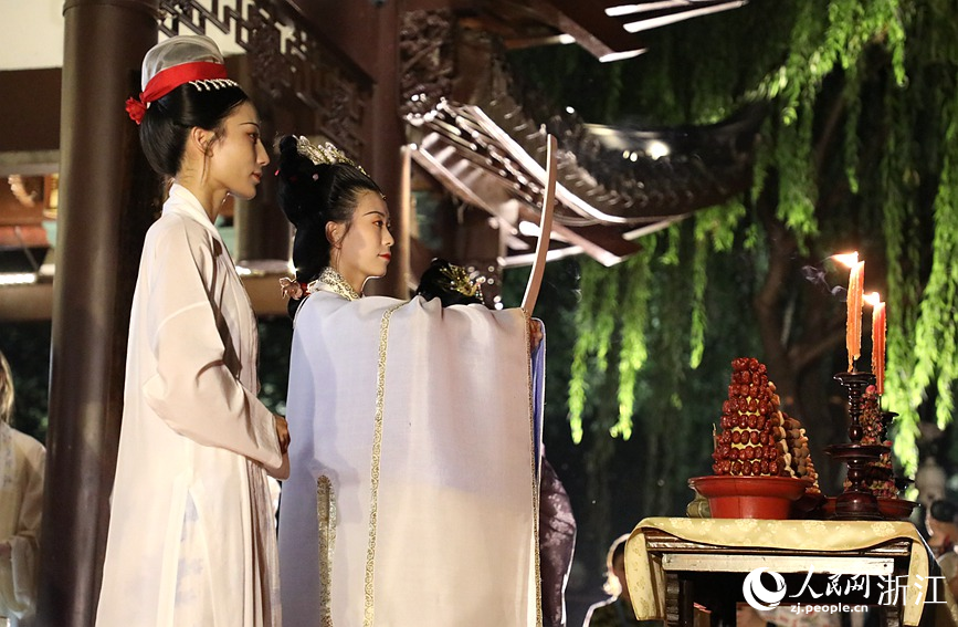 宋韻拜月雅會通過還原宋人拜月場景，祈福國泰民安。人民網 方彭依夢攝