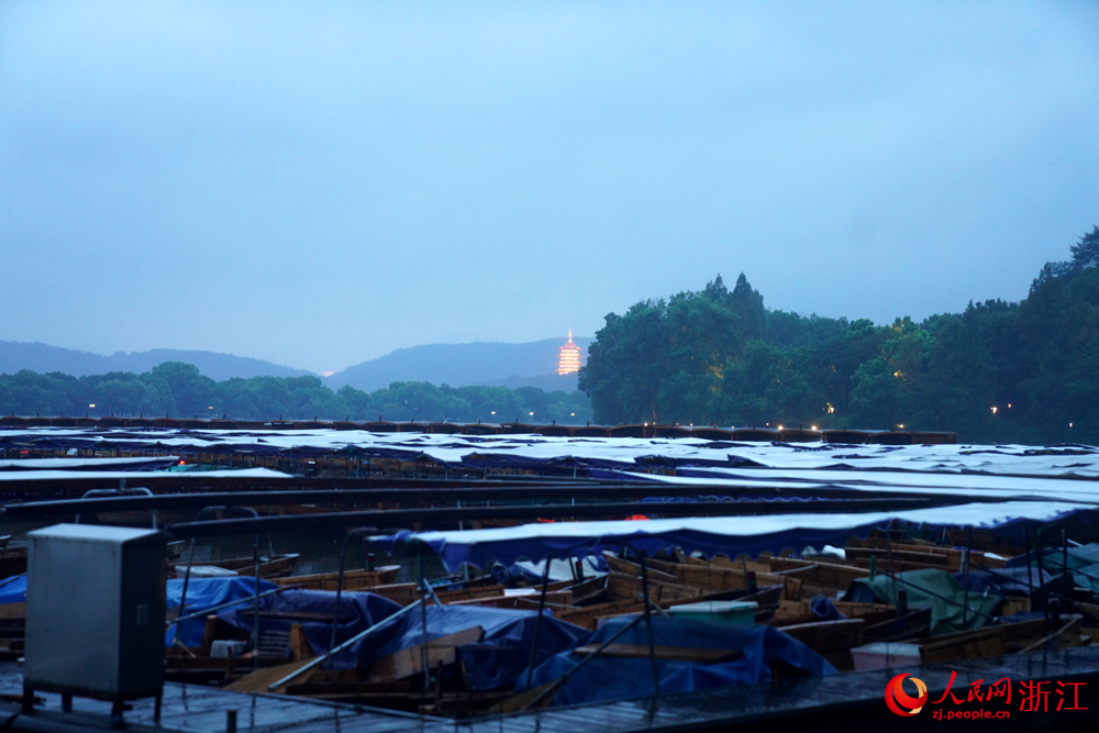 西湖景區船舶?？吭诖a頭。人民網 陳陸洵攝
