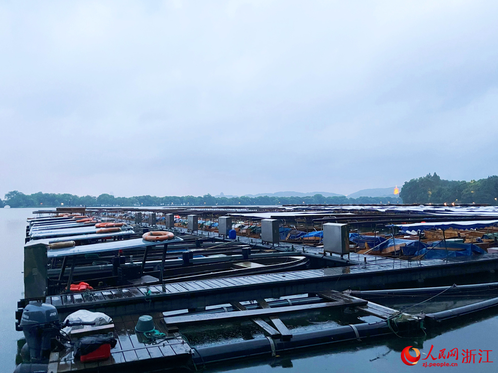 西湖景區船舶?？吭诖a頭。人民網 陳陸洵攝