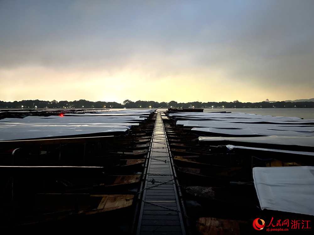 西湖景區船舶?？吭诖a頭。人民網 陳陸洵攝