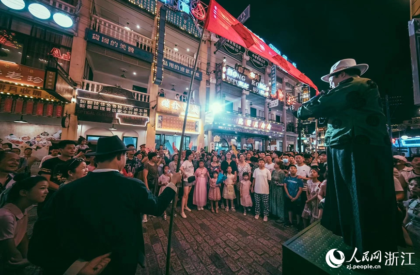 橫店影視城推出夜間行進式演藝秀《走進電影》。人民網 張帆攝